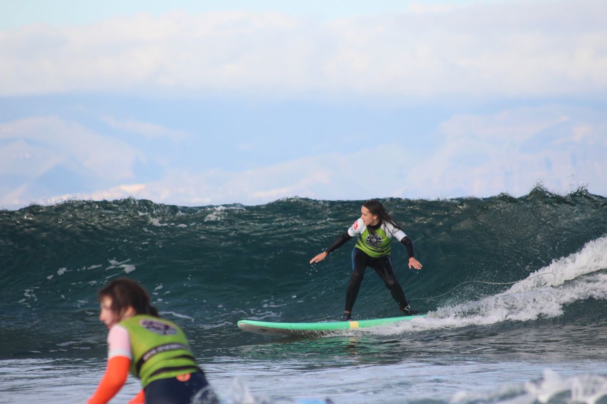 Surfisti in azione sulle onde a Tenerife.