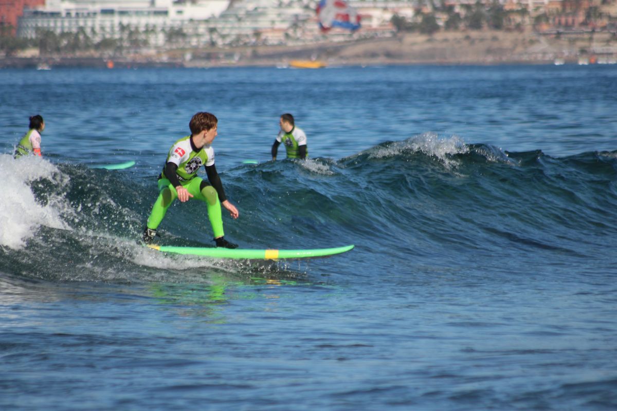 Surfista in azione su un'onda sulle spiagge di Tenerife.