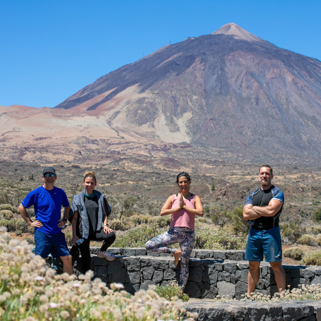 Quattro persone posano nel Parco Nazionale del Teide, Tenerife.