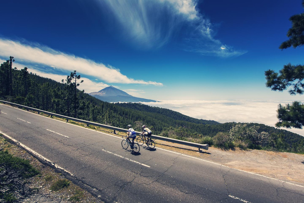 Ciclisti sulla strada con vista sul Monte Teide a Tenerife.