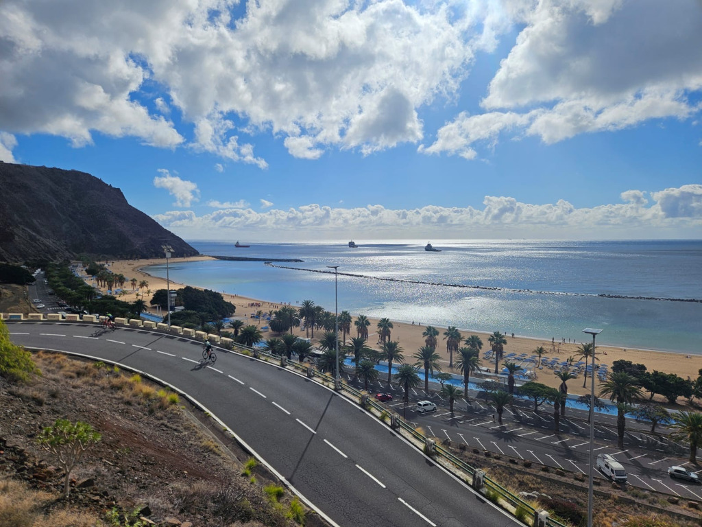 Spiaggia di Las Teresitas a Tenerife con ciclisti sulla strada e vista sul mare.