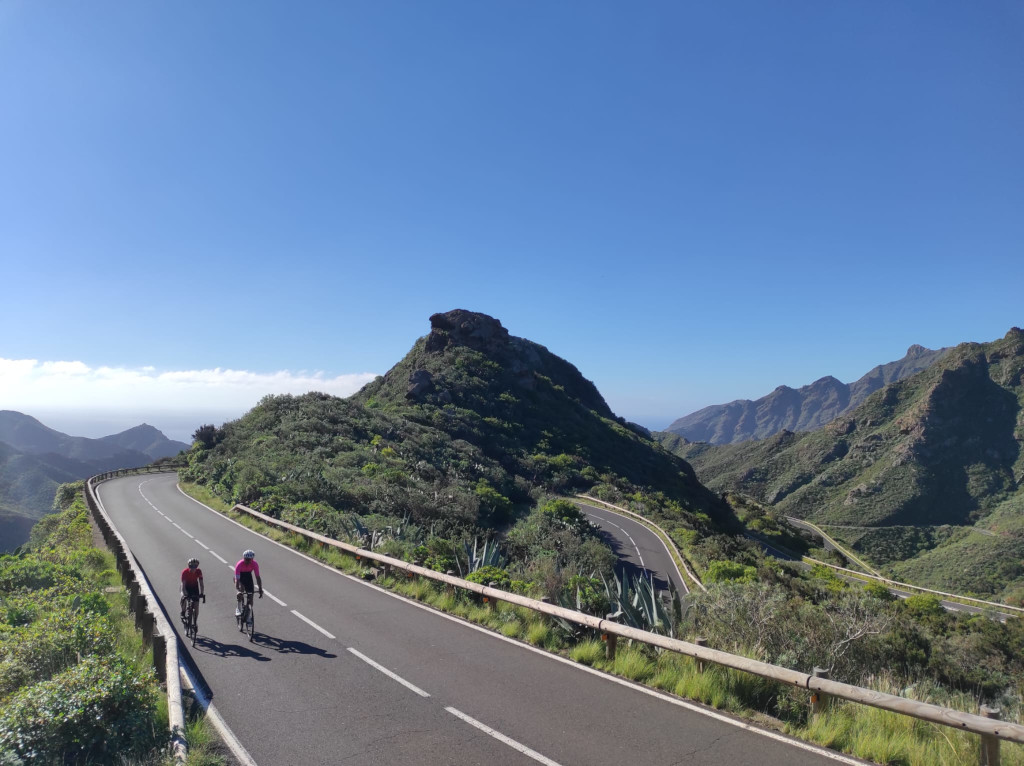 Due ciclisti percorrono una strada tortuosa tra le montagne di Tenerife.
