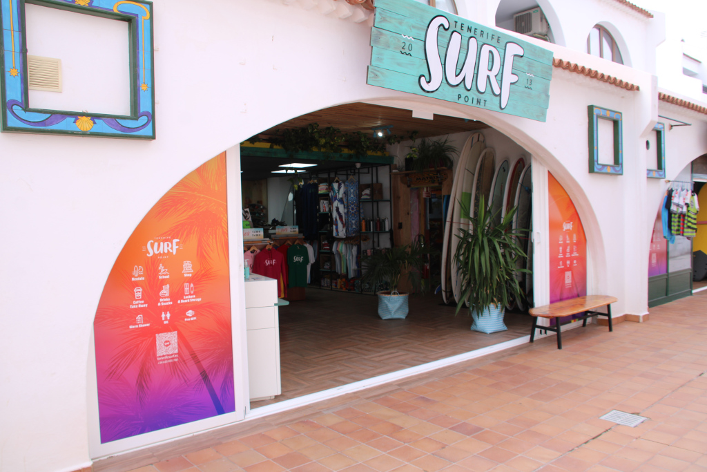 Surf shop Tenerife con tavole e abbigliamento in mostra.