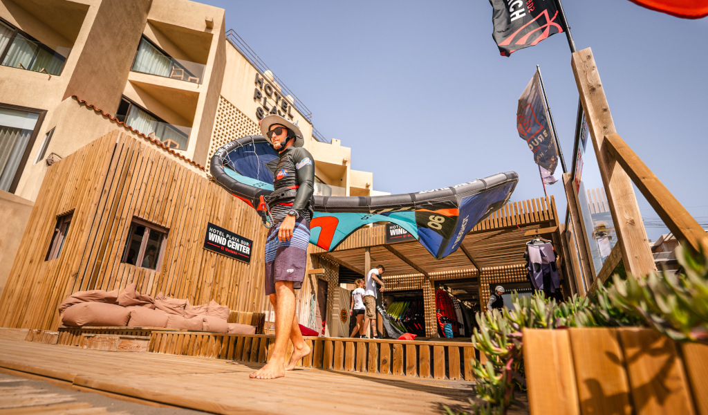 Persona che tiene attrezzatura da windsurf all'Hotel Playa Sur a Tenerife.