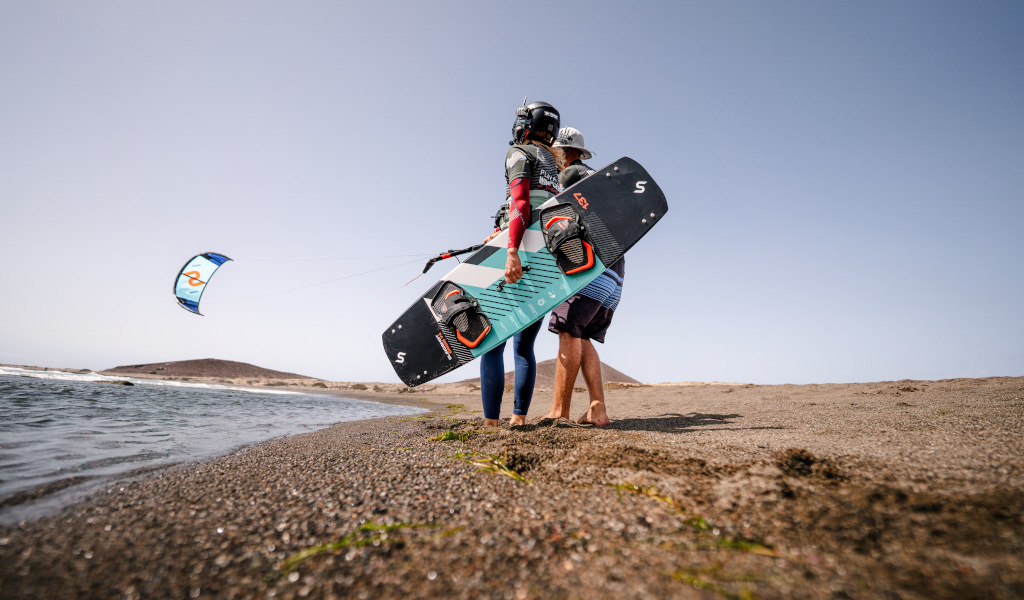 Persone che si preparano a fare kitesurf a El Médano, Tenerife.