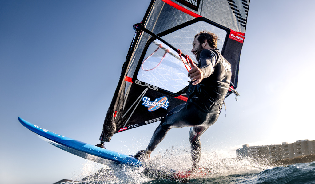 Persona che fa windsurf sulla costa di Tenerife.