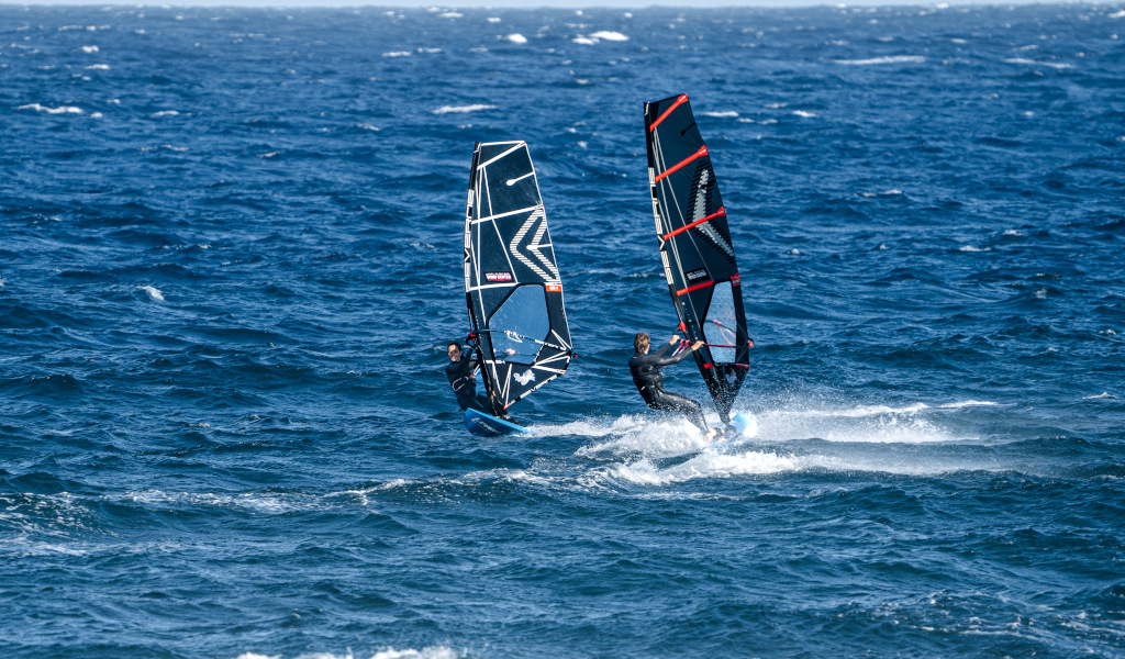 Due persone che fanno windsurf nel mare di El Médano, Tenerife.