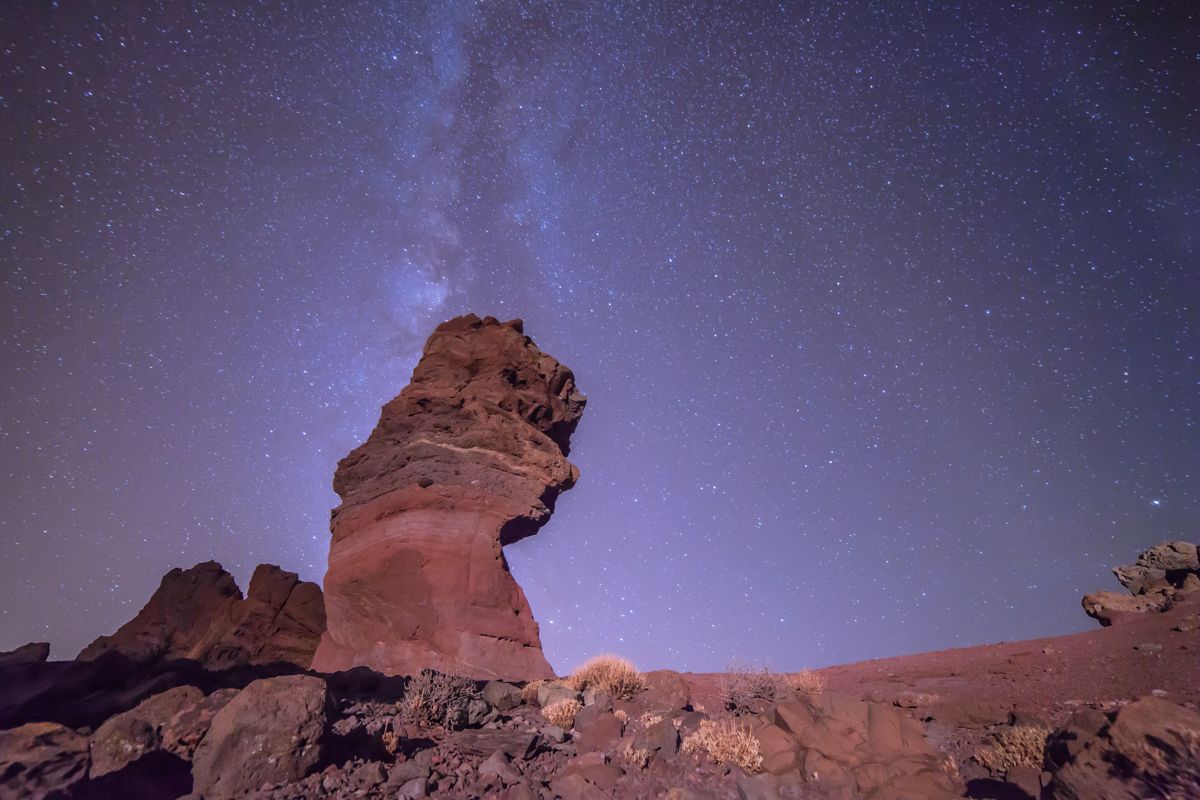 Cielo stellato sul Monte Teide a Tenerife con formazioni rocciose prominenti.