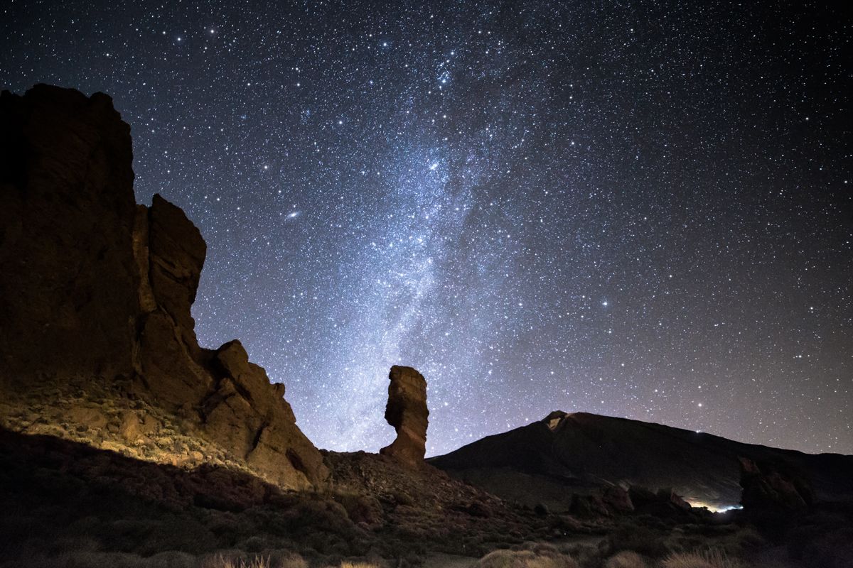 Cielo stellato sul paesaggio del Monte Teide a Tenerife.
