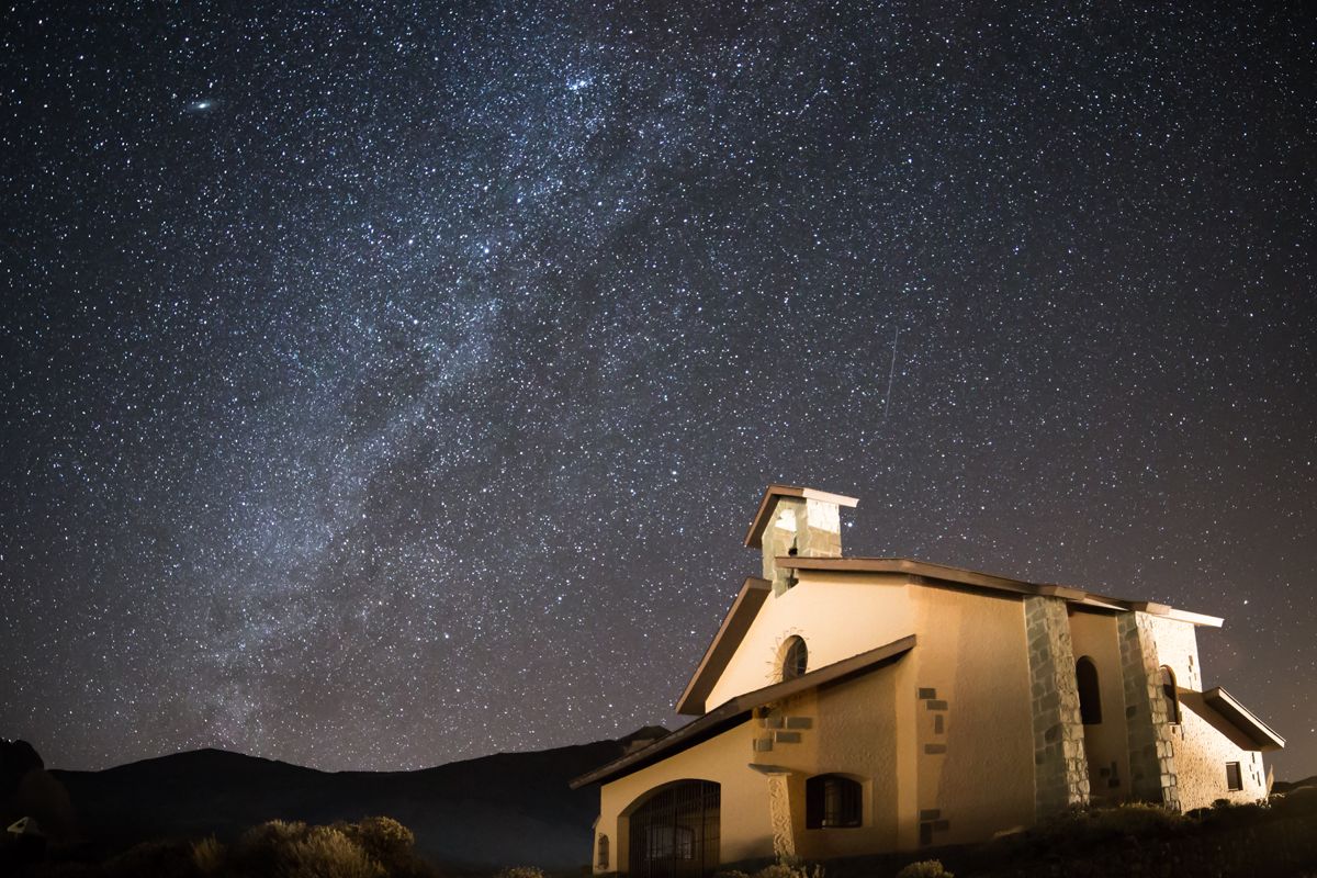 Cielo stellato sopra una casa a Tenerife.