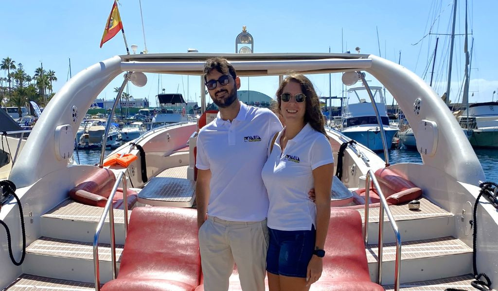 Coppia su uno yacht in un porto turistico a Tenerife.