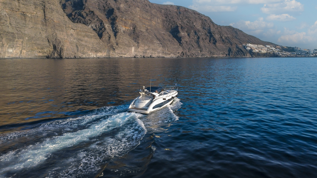 Barca che naviga vicino alle Scogliere di Los Gigantes a Tenerife.