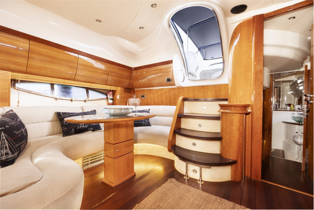 Interno di uno yacht a Tenerife con scala e area sosta.