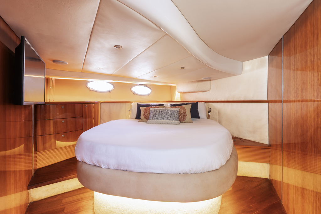 Letto con cuscini nella stanza dello yacht a Tenerife.