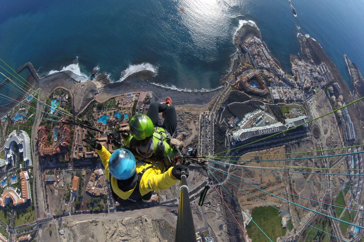 Parapendio sulla Costa Adeje a Tenerife con vista sull'oceano e sulla costa.