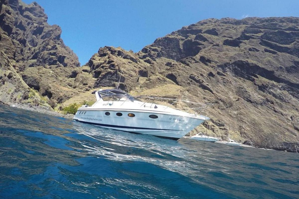 Barca ancorata davanti alle scogliere a Tenerife.