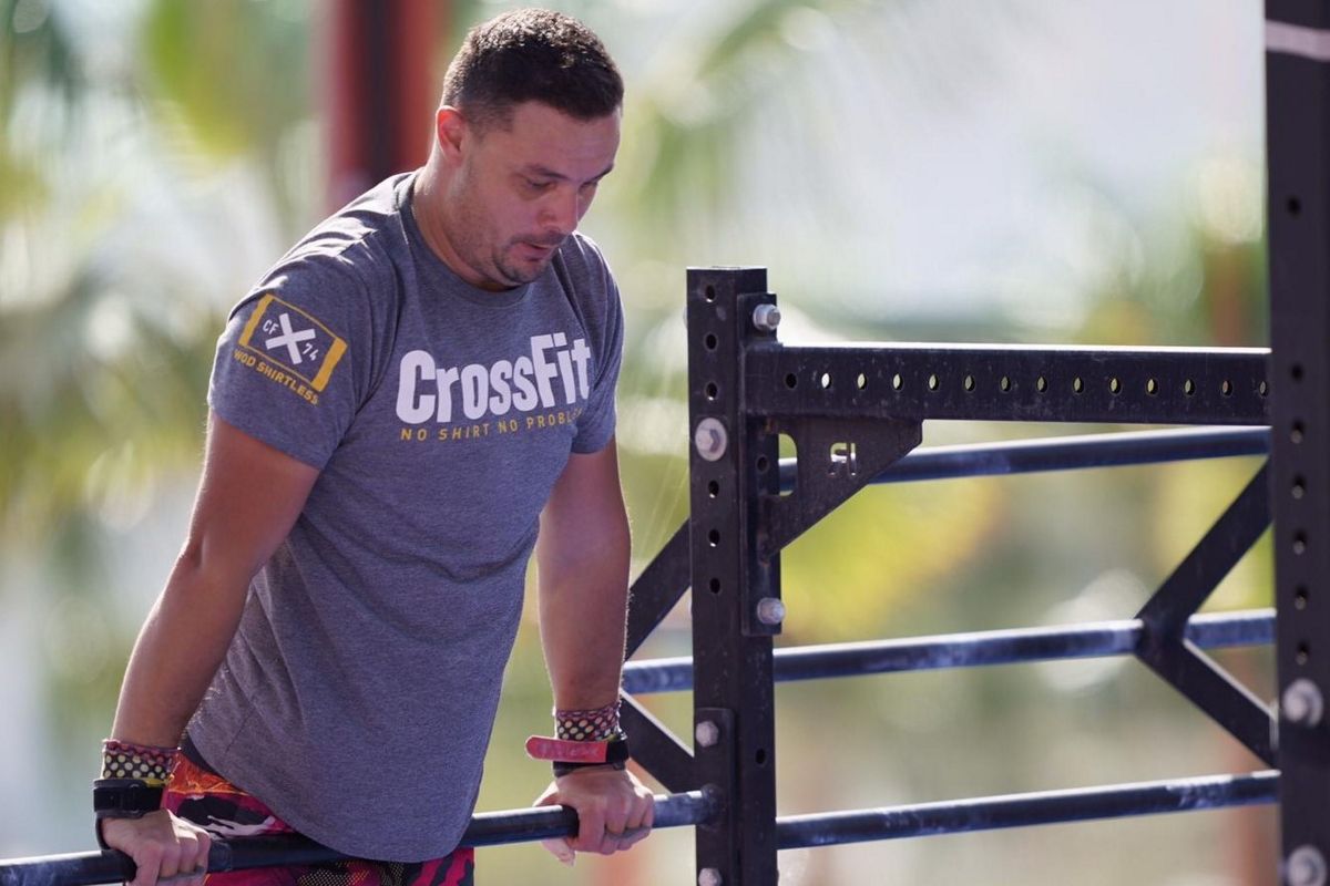 Uomo che fa esercizio di barre in palestra all'aperto a Tenerife.