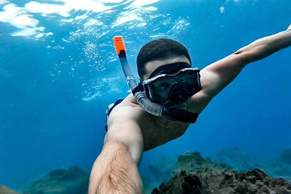 Persona che si immerge in acque cristalline vicino a Tenerife.