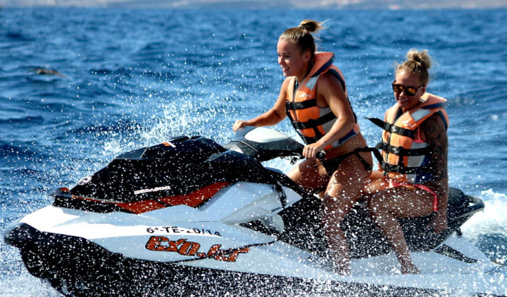 Persone in moto d'acqua in mare vicino a Tenerife.