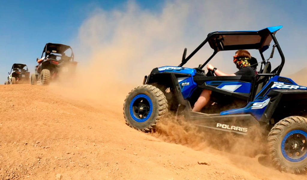 Veicoli fuoristrada Polaris RZR su strada sterrata a Tenerife.