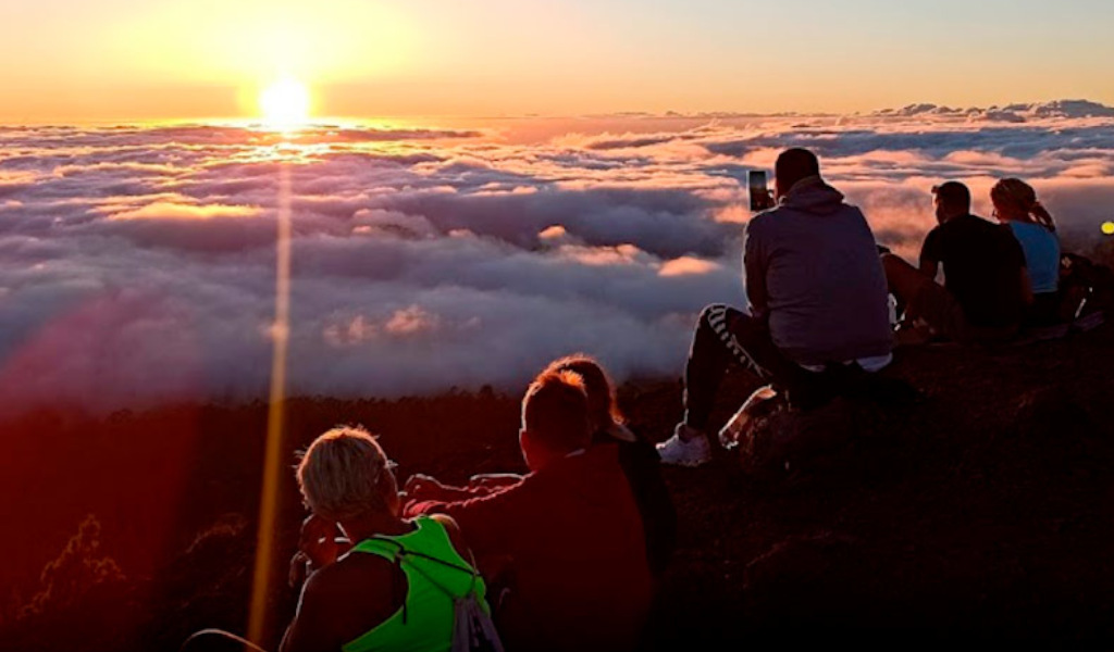 Persone che si godono il tramonto sopra le nuvole sul Monte Teide, Tenerife.