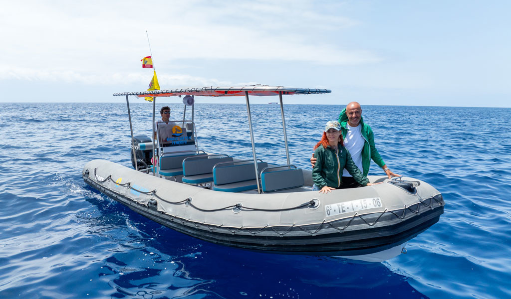 Persone su una barca gonfiabile sopra il mare a Tenerife.
