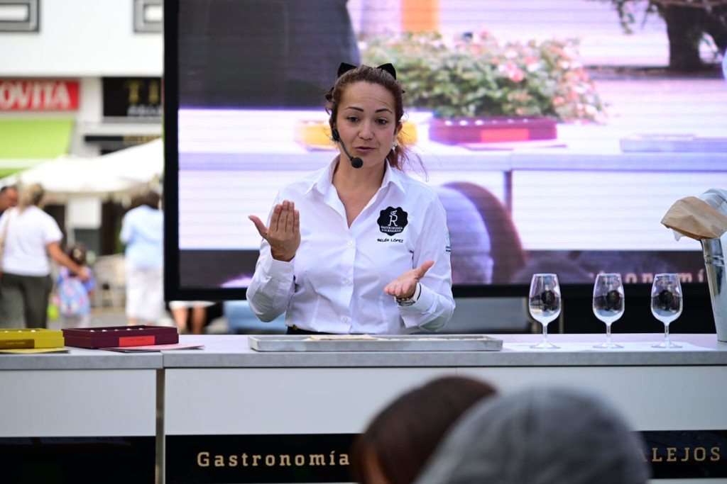 Persona che sta facendo una dimostrazione culinaria a un evento gastronomico a Los Realejos.