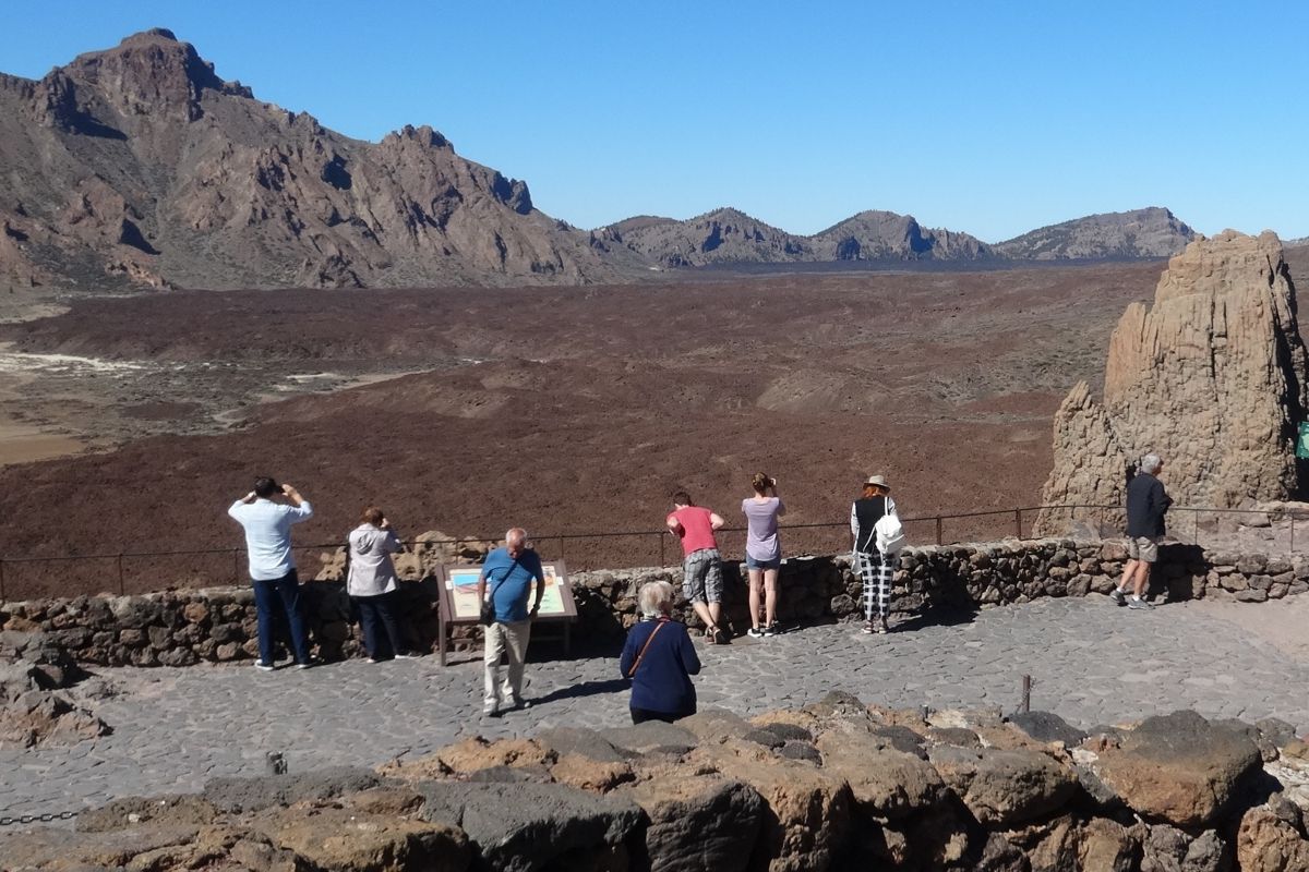 Persone che osservano il paesaggio vulcanico del Monte Teide a Tenerife.