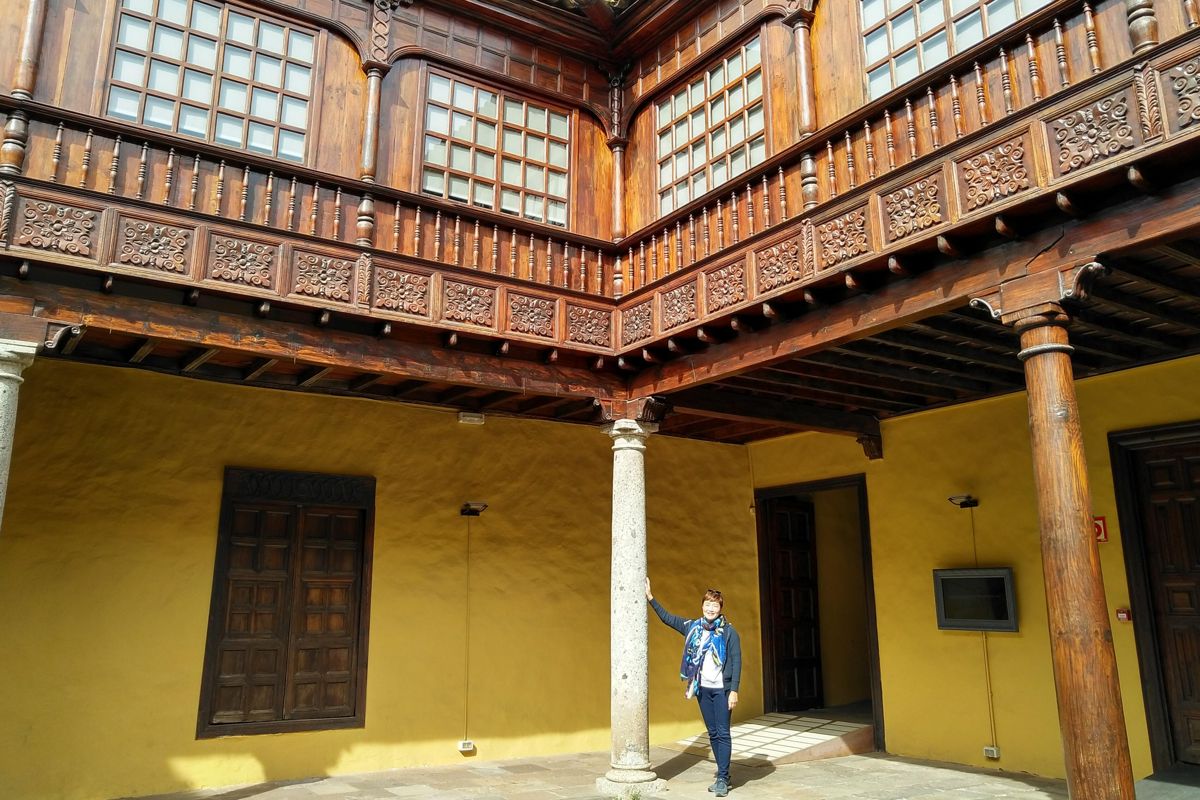 Cortile interno con colonne e legno intagliato a San Cristóbal de La Laguna, Tenerife.