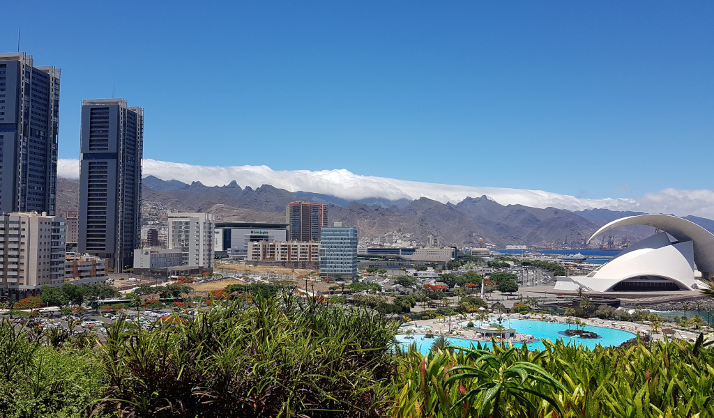 Veduta di Santa Cruz de Tenerife con l'Auditorio de Tenerife e grattacieli sullo sfondo.