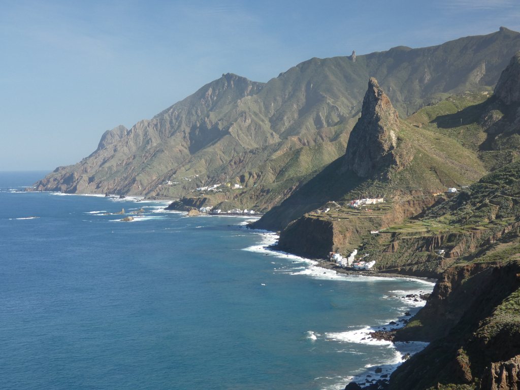 La costa montuosa di Tenerife con acque blu e scogliere verdi.