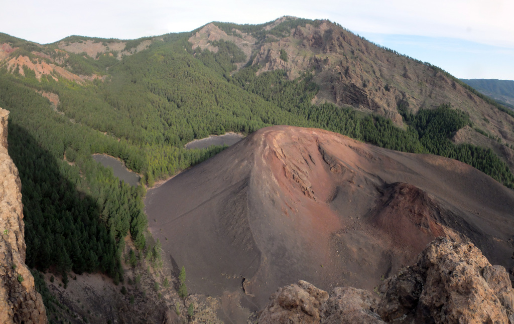 Vista del cratere vulcanico circondato dalla foresta a El Hierro, Tenerife.