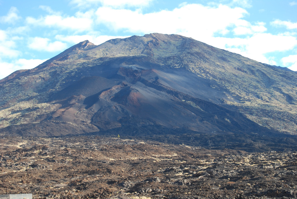 Cima del Teide a Tenerife, paesaggio vulcanico e cielo azzurro.