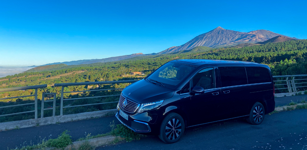 Veicolo nero con background Teide a Tenerife sotto un cielo limpido.