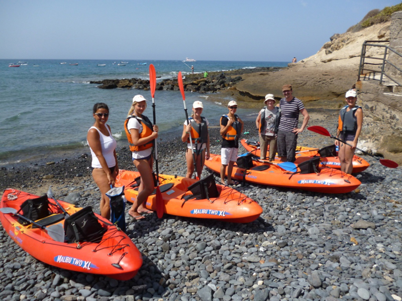 Gruppo con kayak sulla spiaggia di Tenerife, pronto per un'escursione.