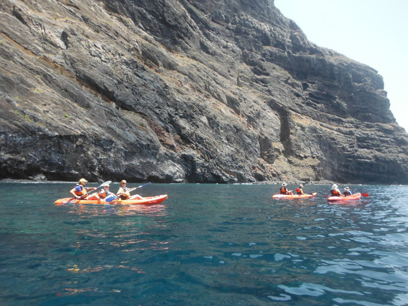 Persone che fanno kayak davanti alle scogliere di Los Gigantes a Tenerife.