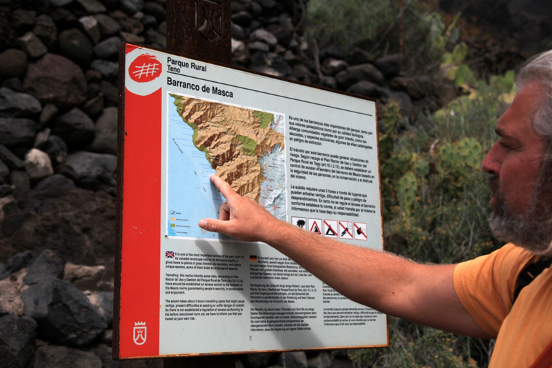 Cartello informativo per il Barranco de Masca nel Parco Rurale di Teno con mappa e avvertenze.