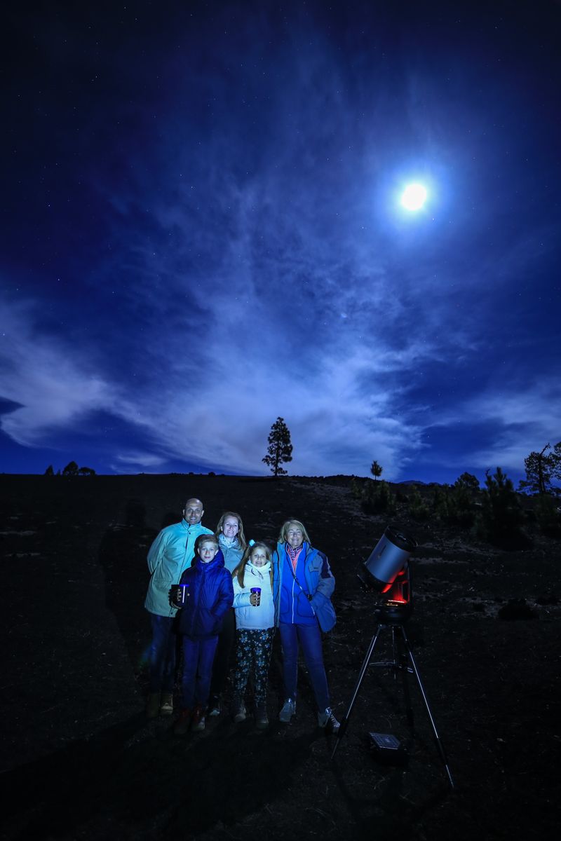 Gruppo di persone con telescopio che osserva il cielo notturno a Tenerife.