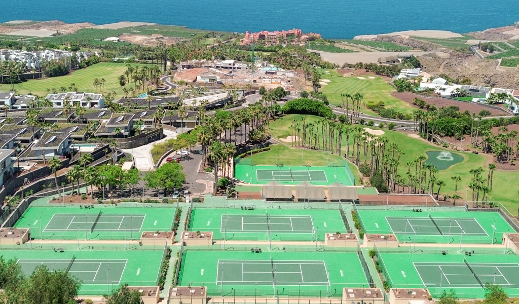 Vista aerea dei campi da tennis e del campo da golf a Tenerife sul mare.