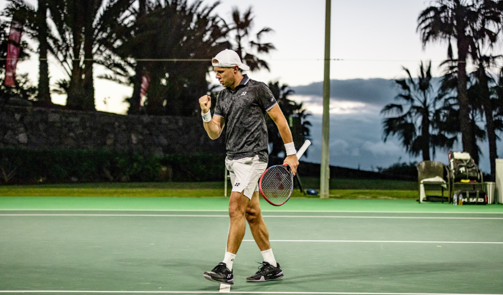 Tennista che festeggia sul campo all'aperto a Tenerife al tramonto.