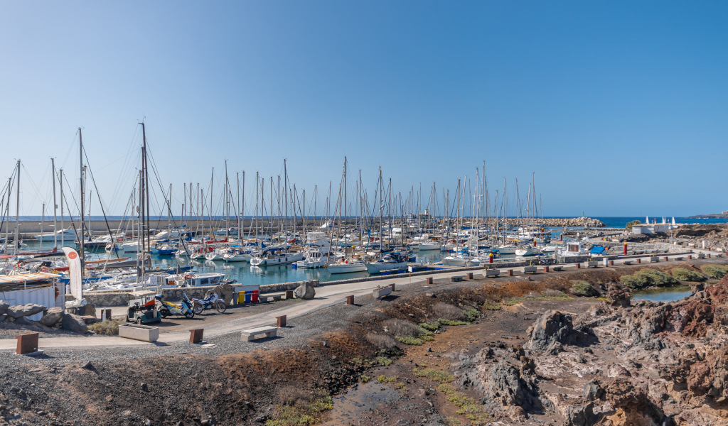 Porto di Los Gigantes a Tenerife con barche ormeggiate e mare azzurro.