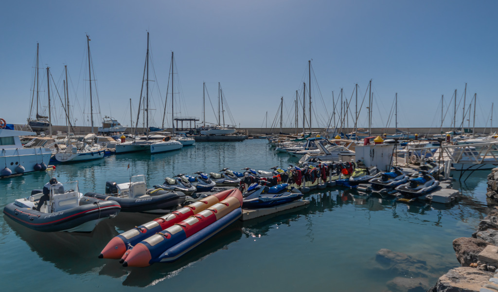 Moto d'acqua e barche attraccavano nel porto di Tenerife.