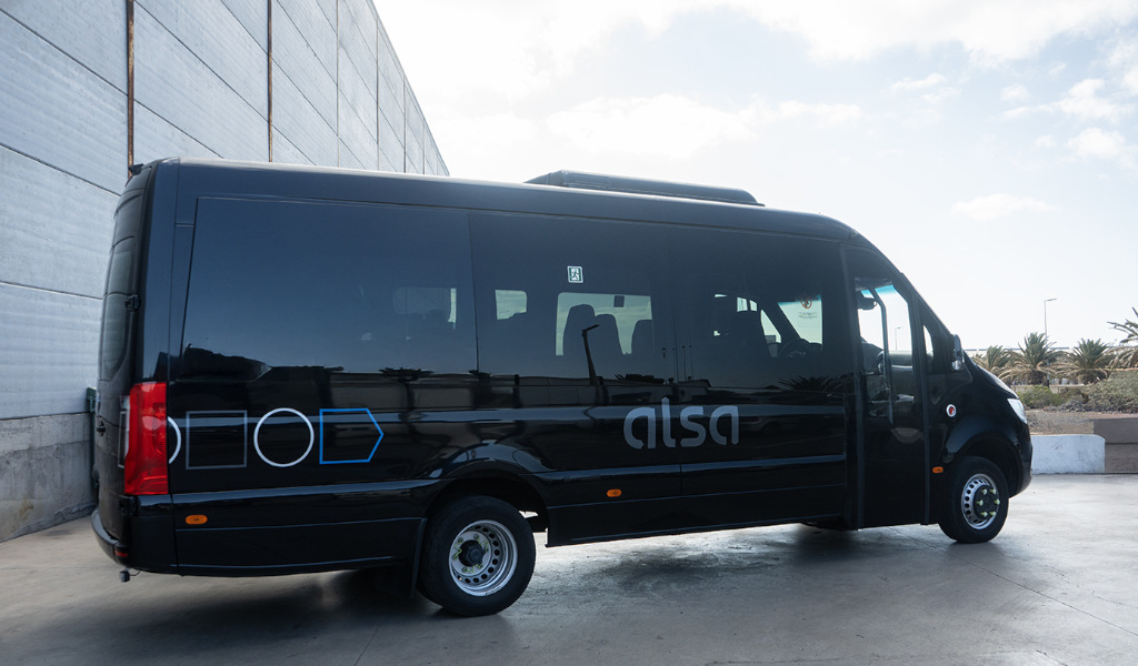 Minibus nero Alsa parcheggiato a Tenerife.