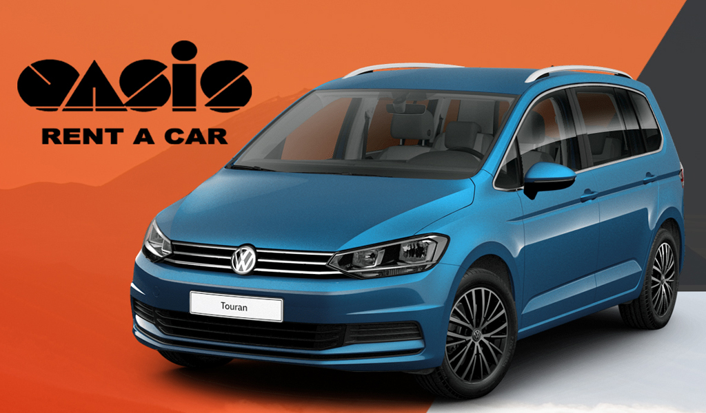 Volkswagen Touran blu con il logo Oasis Rent a Car.