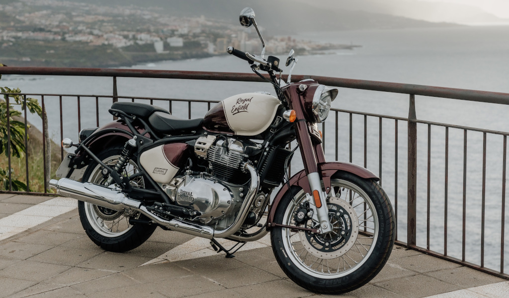 Moto Royal Enfield parcheggiata con vista sul mare a Tenerife.