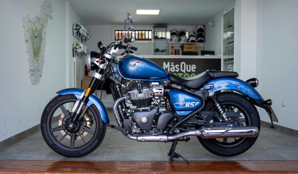 Moto blu modello B52 parcheggiata all'interno di un negozio a Tenerife.