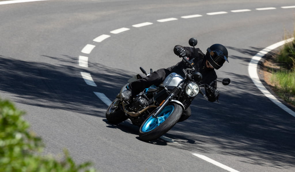 Motociclista che prende una curva sulla strada a Tenerife.