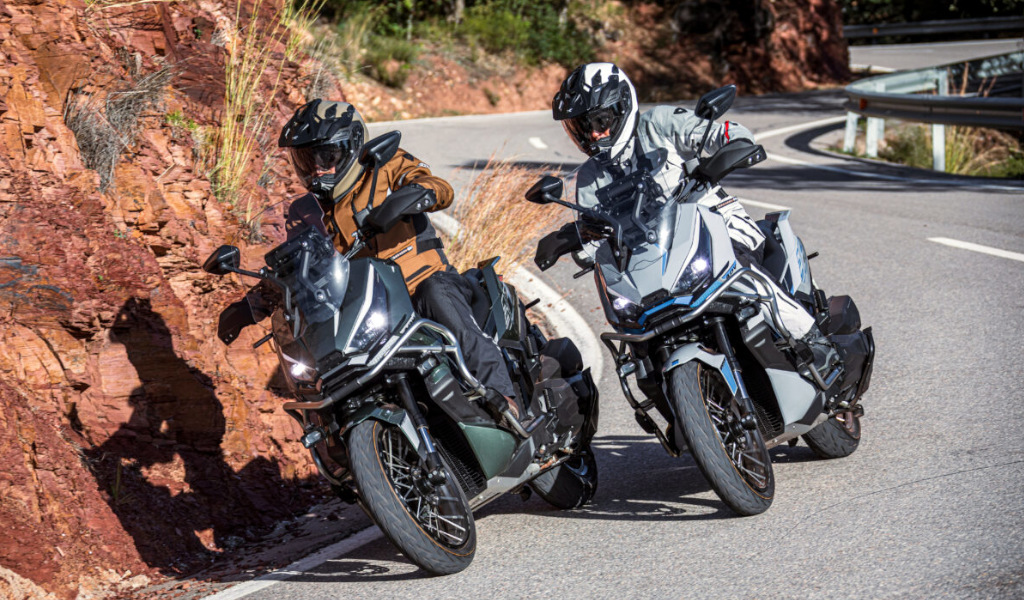 Due motociclisti su una strada curva con un fondo roccioso a Tenerife.