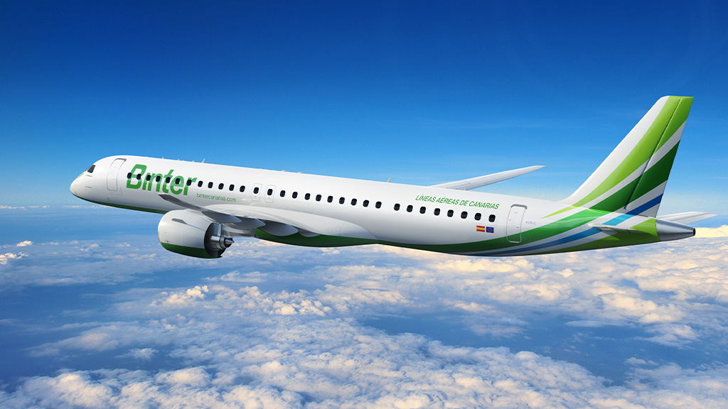 Aereo Binter Canarias che sorvola nuvole blu.
