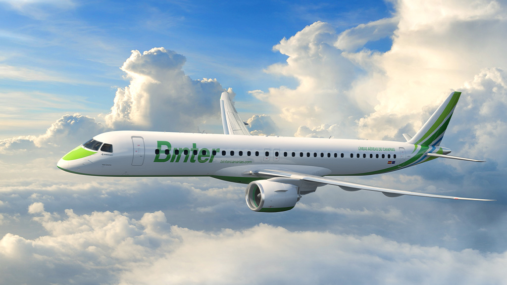 Aereo Binter che vola tra le nuvole vicino a Tenerife.